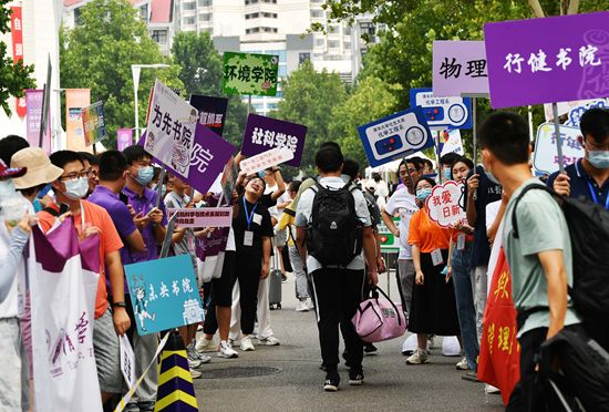 8月17日，在清华大学迎新点，各院系迎接新生入学。视觉中国供图