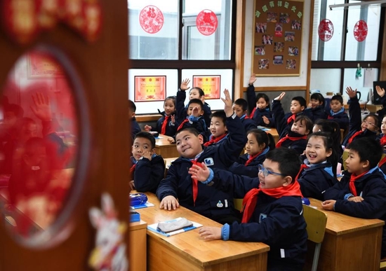 2月6日，陕西省西安市新城区后宰门小学的学生在“开学第一课”上踊跃发言。（受访单位供图）