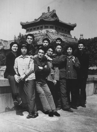 武汉大学中文系1977级一班三组的同学在校园里合影留念。1977年重新恢复高考，570万考生走进尘封10余年之久的高考考场，不少青年因此改变了人生命运。 谢湘/供图