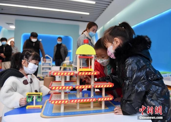  资料图：小朋友在雄安新区容东片区雄安容和佳泰幼儿园科学实验室内活动。 中新社记者 韩冰 摄