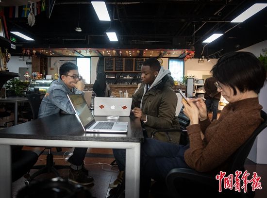 2021年3月4日，北京市海淀區(qū)中關村創(chuàng)業(yè)大街，創(chuàng)業(yè)者們正在車庫咖啡里移動辦公，尋找創(chuàng)業(yè)和合作的機遇。中青報·中青網(wǎng)記者 李崢苨/攝
