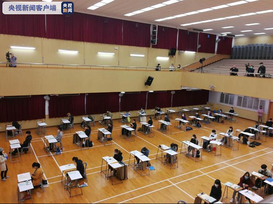 香港高考开考 超5万人将全程戴口罩参加考试