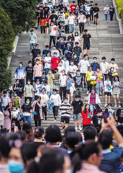 7月8日，重庆八中考点，考生结束考试后走出考场。