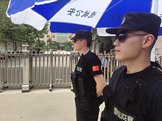 女儿考场场内答题特警父亲场外执勤图2