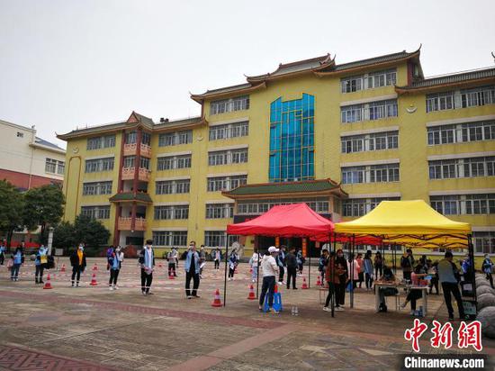 南宁沛鸿民族中学学生返校报到。 何海夷 摄