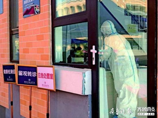 学校门口设应急处置室。记者潘世金摄