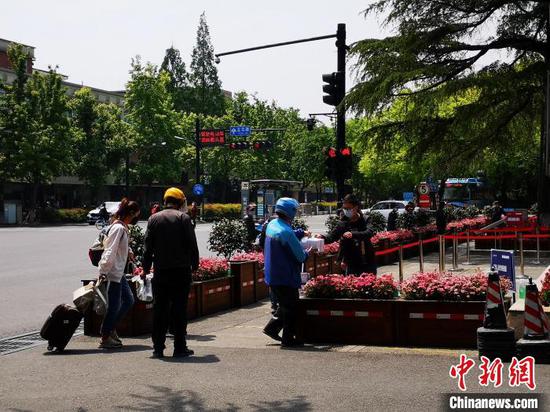 浙大玉泉校区，外卖无法进入校园，只能在校门口交接。　童笑雨 摄