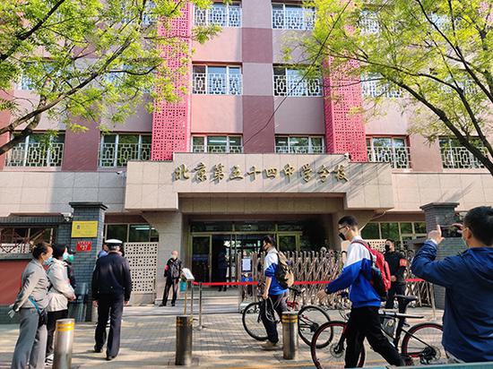 4月27日早上8:20时许,有骑着自行车的学生陆续到校。本文图片均为 澎湃新闻见习记者 程婷 图
