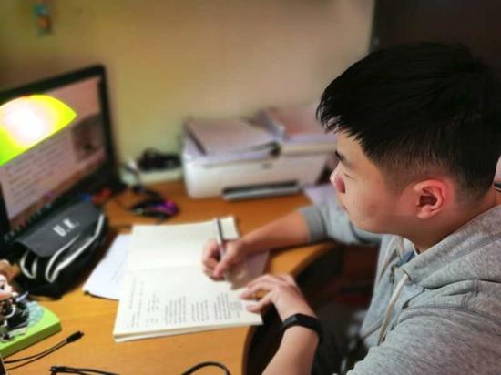 上海市卢湾高级中学高三六班韩家豪上网课。