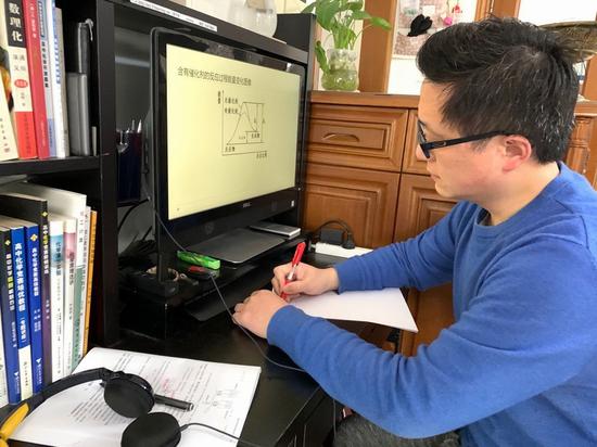 上海市复兴高级中学发展中心主任、高三优秀教师徐凯里准备网课资料。