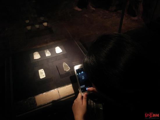 ▲李孟雅参与发掘的宝墩遗址石器，现藏于成都博物馆