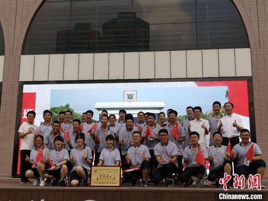 西安交大少年班学生合影。 童笑雨 摄