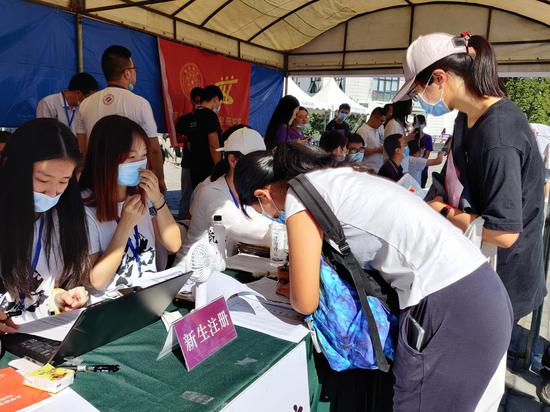 清华大学本科新生报到现场。