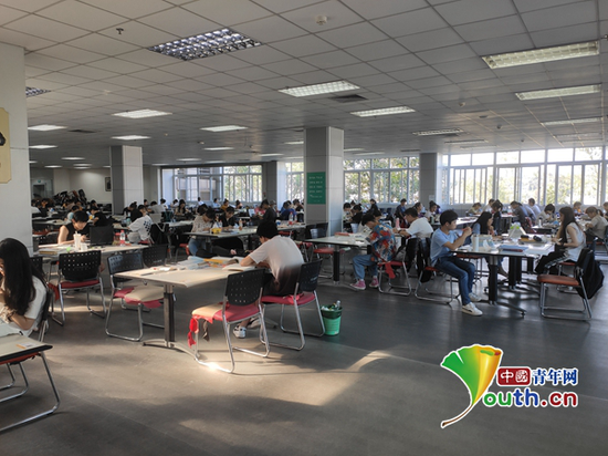 图为四川农业大学图书馆一楼学生复习。受访者供图