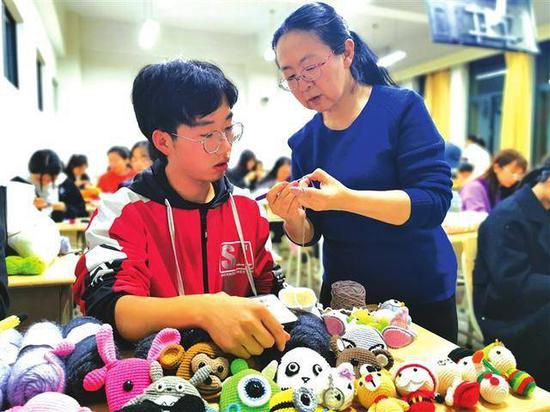 西北师范大学开设毛线制作课深受同学们喜欢，一课难求。