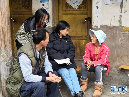 2月9日，张桂梅（右二）在家访时与学生家长交谈。新华社发（王秀丽 摄）