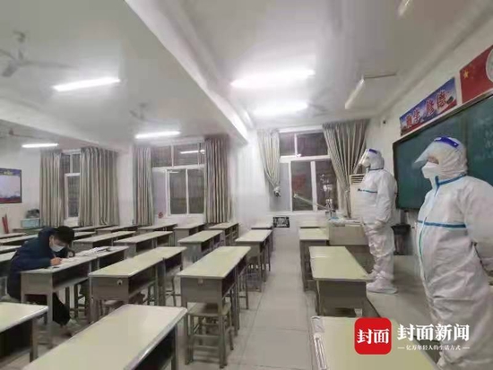 四川广元某备用考点，20位考生今日井然有序参加第一场考试