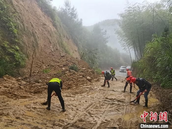 图为应急抢险队员在古田镇清理塌方泥石。　王炳尧 摄