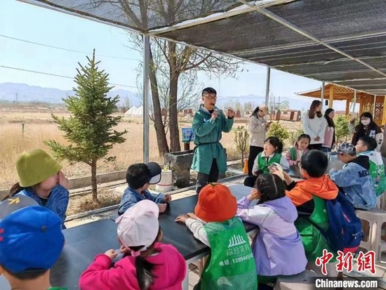 一天吸引数十组家庭参加;在山西大同"忘忧农场"的湿地公园研学活动中