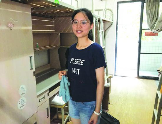小童在宿舍铺床、挂蚊帐,收拾箱子