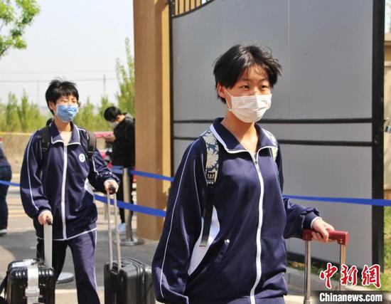 当天,历城二中1800余名寄宿学生错峰分批次返校。 赵晓 摄