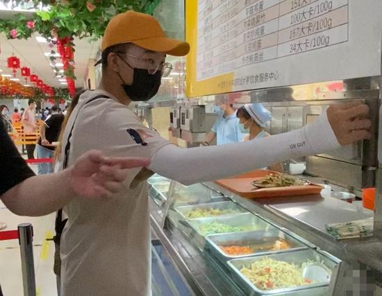 食堂内,学生购买营养餐。新京报记者戚望摄
