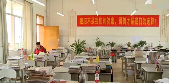 纪录片《高十》中唐尚珺在复读的场景。视频截图