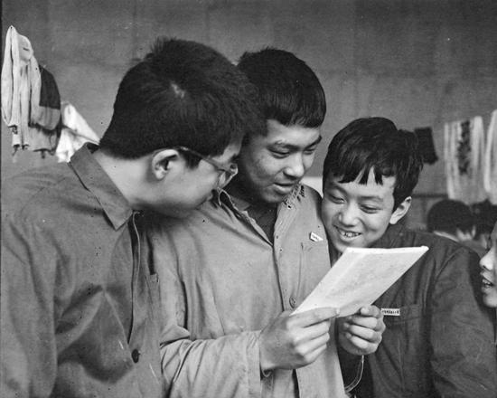 1978年，宁铂、施林、陈师从（从右至左）成为中国科技大学少年班首届学生。被视为“神童”的88名少年来自全国20多个省份，最小的13岁，最大的15岁。当时，经历十年“文革”的中国，人才奇缺。如何“早出人才，快出人才”成为摆在教育领域乃至全社会的迫切问题，少年班的成功曾掀起创办少年班的热潮。 铁矛/摄
