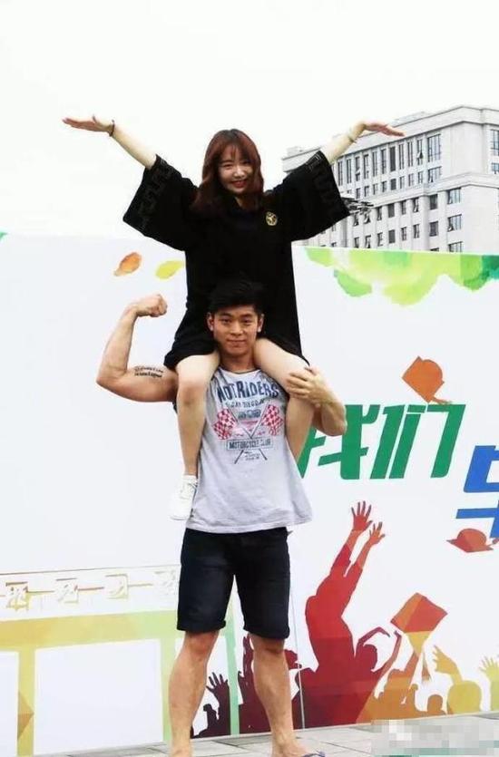 有穿学士服的,有穿休闲款的,照片风格各异,时而腾空跃起,时而单手托举