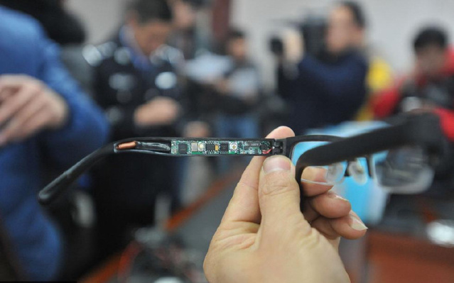 2013年11月22日,沈阳东陵分局警方展示查获的考试作弊器等设备和作弊