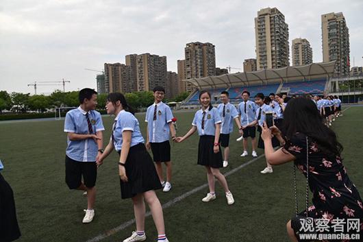 
	图中为他们拍照的是班主任 陈同学供图 
