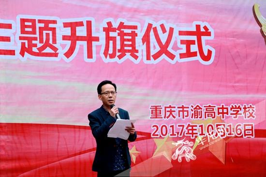 李向荣老师讲述学校的历史发展沿革 彭云升 摄