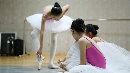 雄安端村田埂上的芭蕾梦