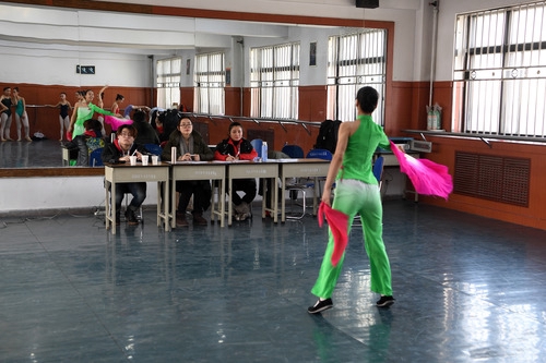  2019年1月18日，在兰州城市学院，考生参加舞蹈类艺考。 新华社记者 范培珅 摄