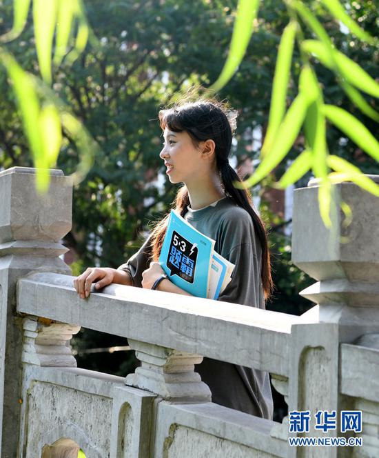 7月6日，安徽淮南二中高三（27）班学生李星洁一个人在校园宿舍区复习，迎战高考。
