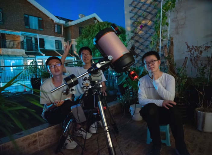 吴思哲与天文社伙伴一起进行观测活动。