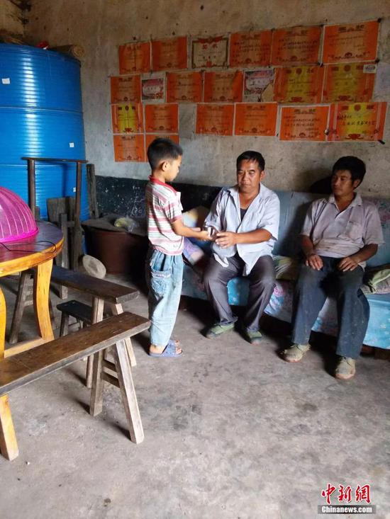 资料图,杨少成家访.受访者供图