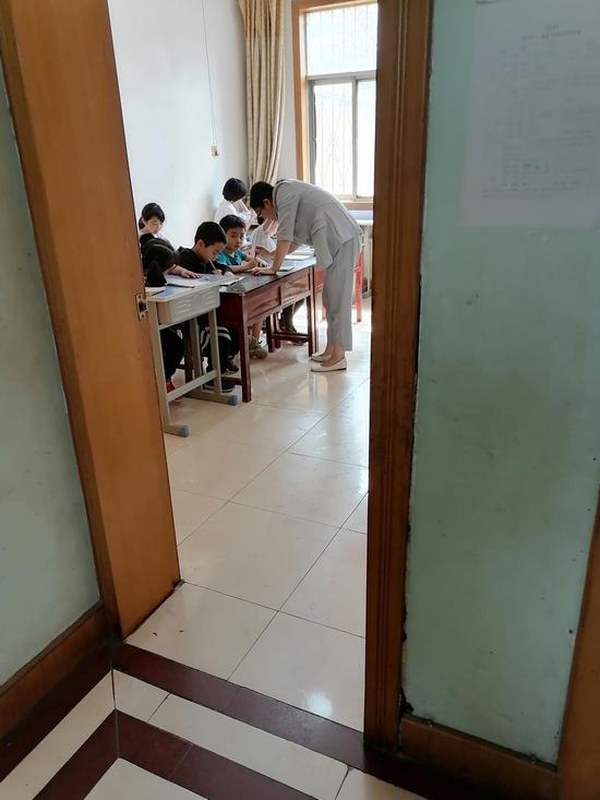 张思敏(化名)在母亲的教室里。澎湃新闻记者 葛明宁 图
