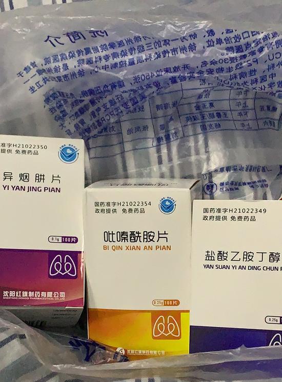 部分CT异常的同学在医院观察期间,已开始服用抗结核药。 图片由受访同学提供