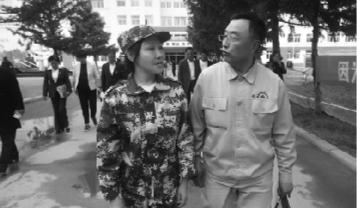 9月11日,在郭明义的陪同下,“早衰女孩”小凤步入了新学校的大门,开启她的校园生活。受访者供图