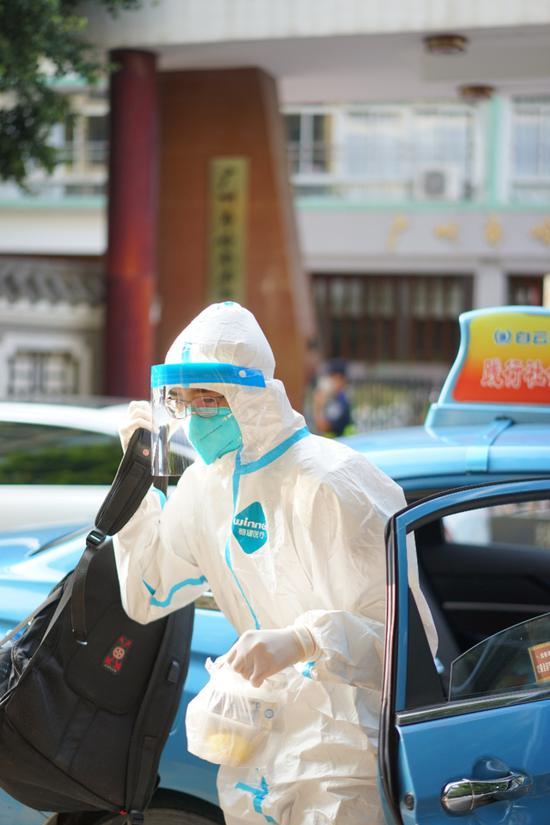 直击广州密接考生隔离高考点：学生穿着防护服进场