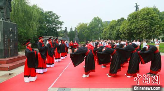 教师节洛阳理工学院复原“束脩礼” 李成 摄