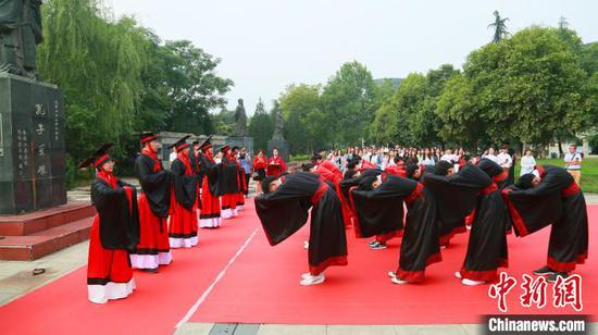 教师节洛阳理工学院复原“束脩礼”　李成　摄