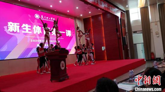 曾代表中国队拿下世界冠军的厦门理工学院高水平健美操队现场助阵。 杨伏山 摄