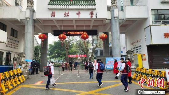 桂林中学初三年级学生走进校园。 杨宗盛 摄