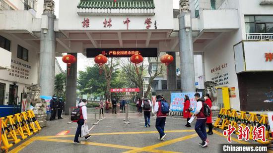 桂林中学初三年级学生走进校园。　杨宗盛　摄