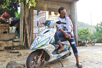 男孩骑鬼火摩托挑战交警多为留守少年博关注