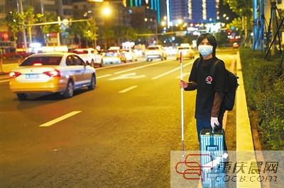 长春,邬舜仙下了大巴,独自在街头等网约车。