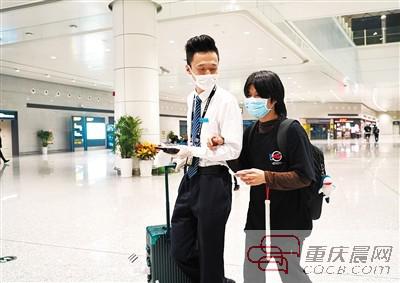 机场工作人员带着邬舜仙过安检。