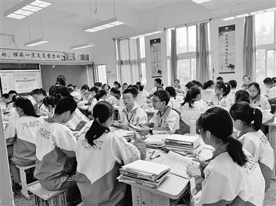 重庆市涪陵第十四中学校的学生正在上英语教学的健康教育课。刘芳丽 摄